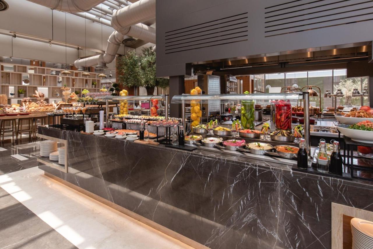 Jeddah Marriott Hotel Madinah Road Екстериор снимка The buffet at the hotel