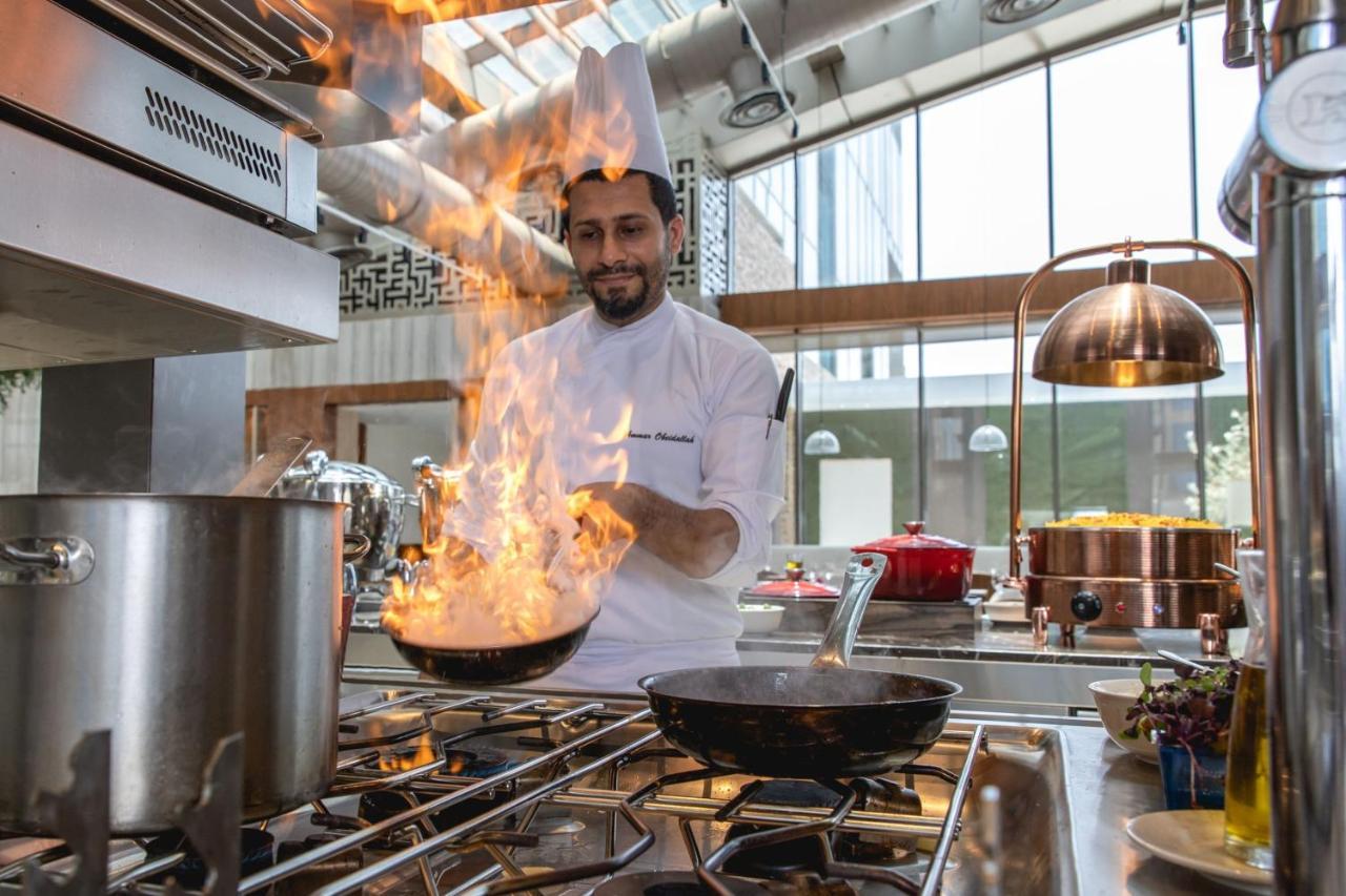 Jeddah Marriott Hotel Madinah Road Екстериор снимка Chef cooking with a flambé torch