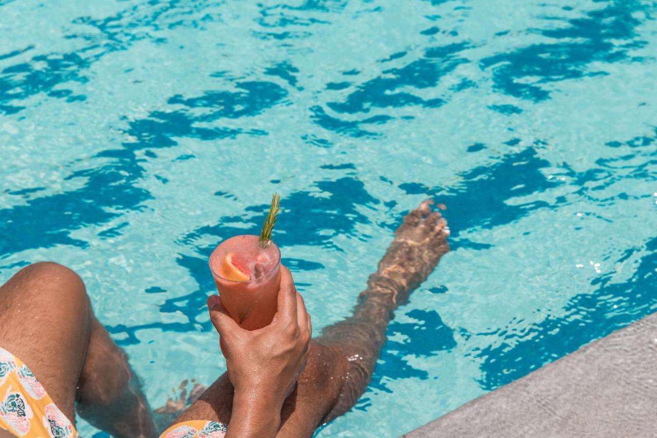 Jeddah Marriott Hotel Madinah Road Екстериор снимка A woman holding a cocktail in a swimming pool