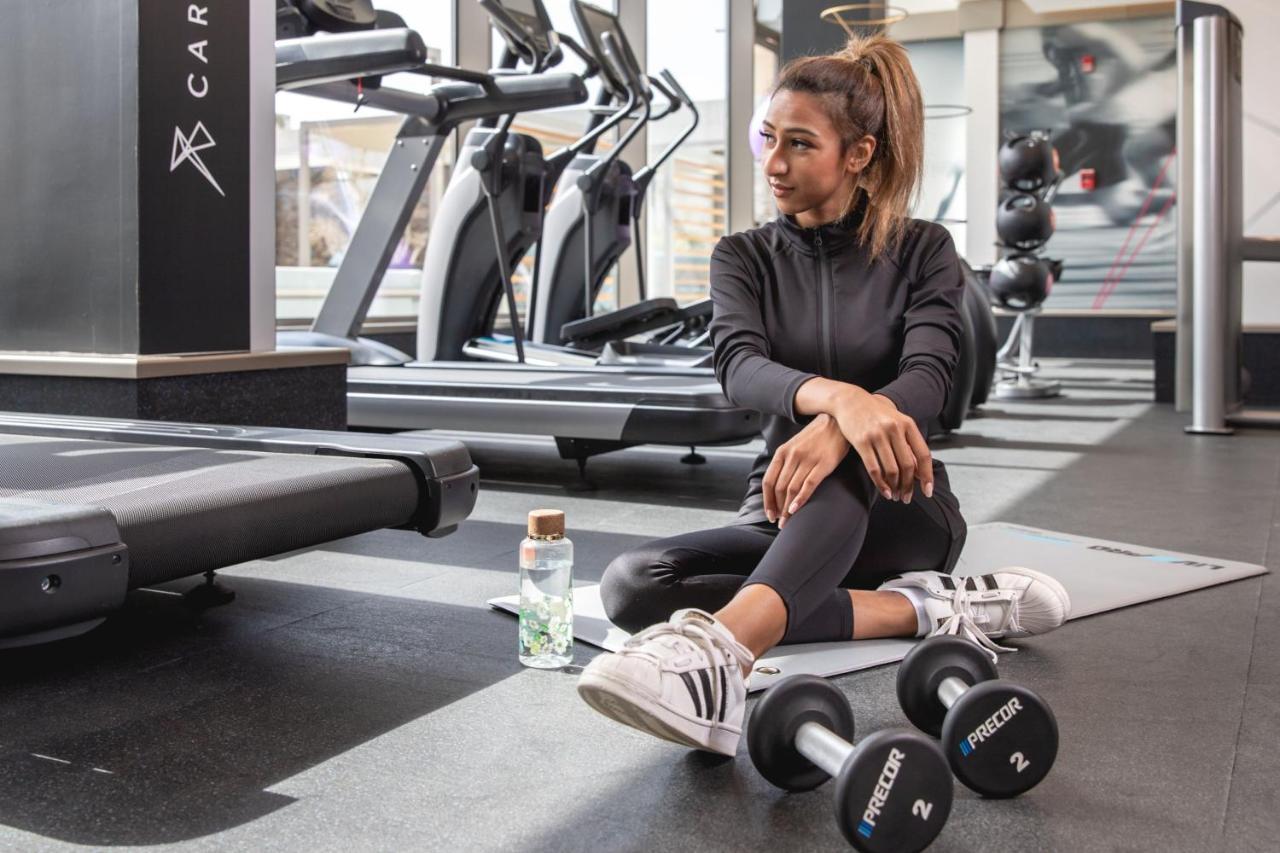 Jeddah Marriott Hotel Madinah Road Екстериор снимка A woman in a gym