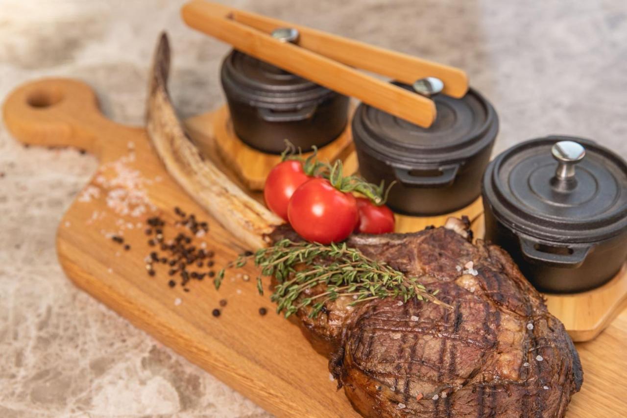 Jeddah Marriott Hotel Madinah Road Екстериор снимка A steak prepared with the dry-aging technique