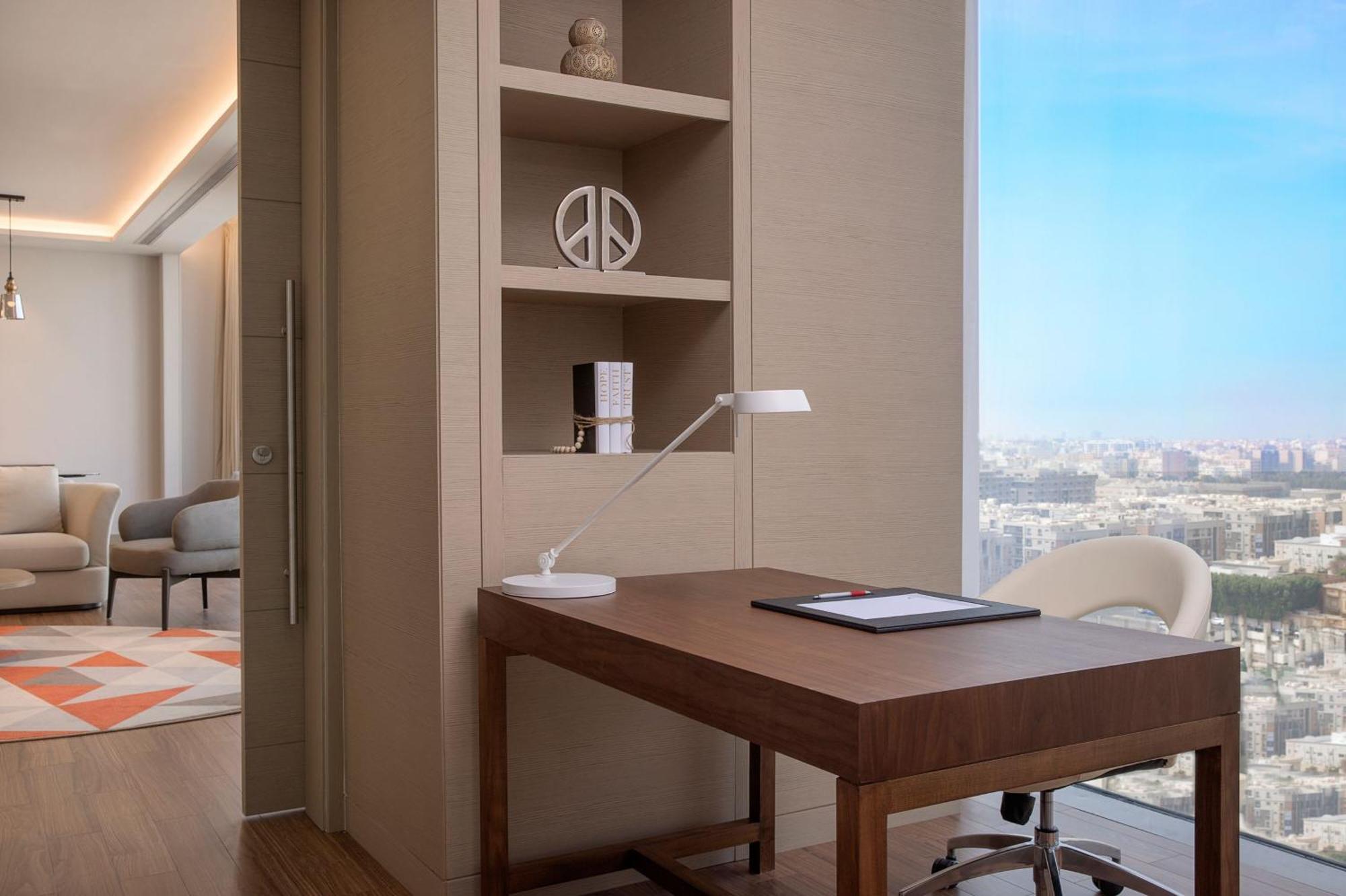 Jeddah Marriott Hotel Madinah Road Екстериор снимка A work desk in a hotel room