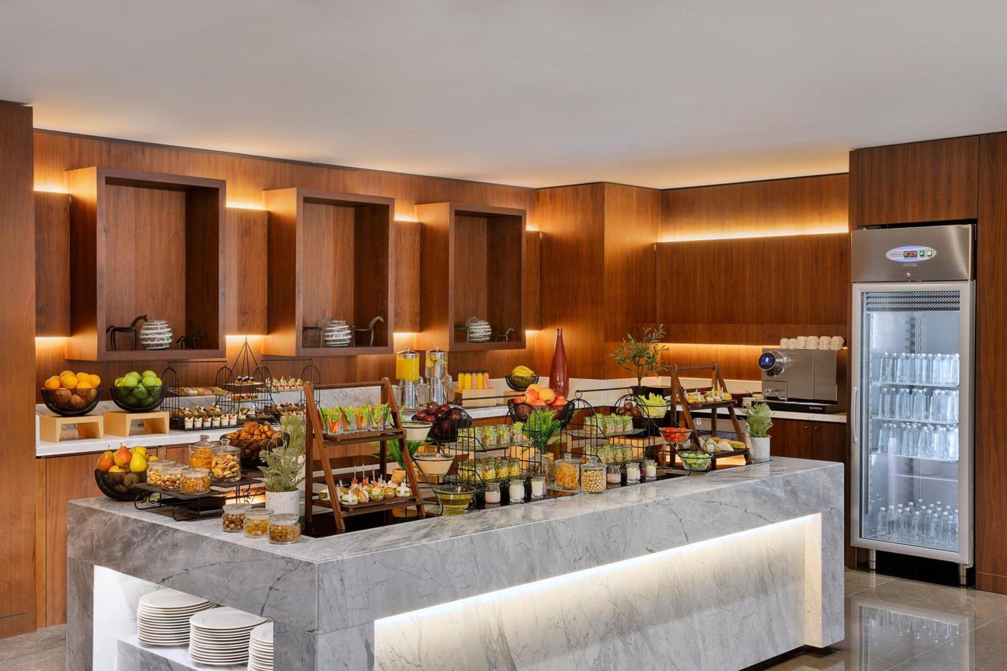 Jeddah Marriott Hotel Madinah Road Екстериор снимка The buffet at the lounge