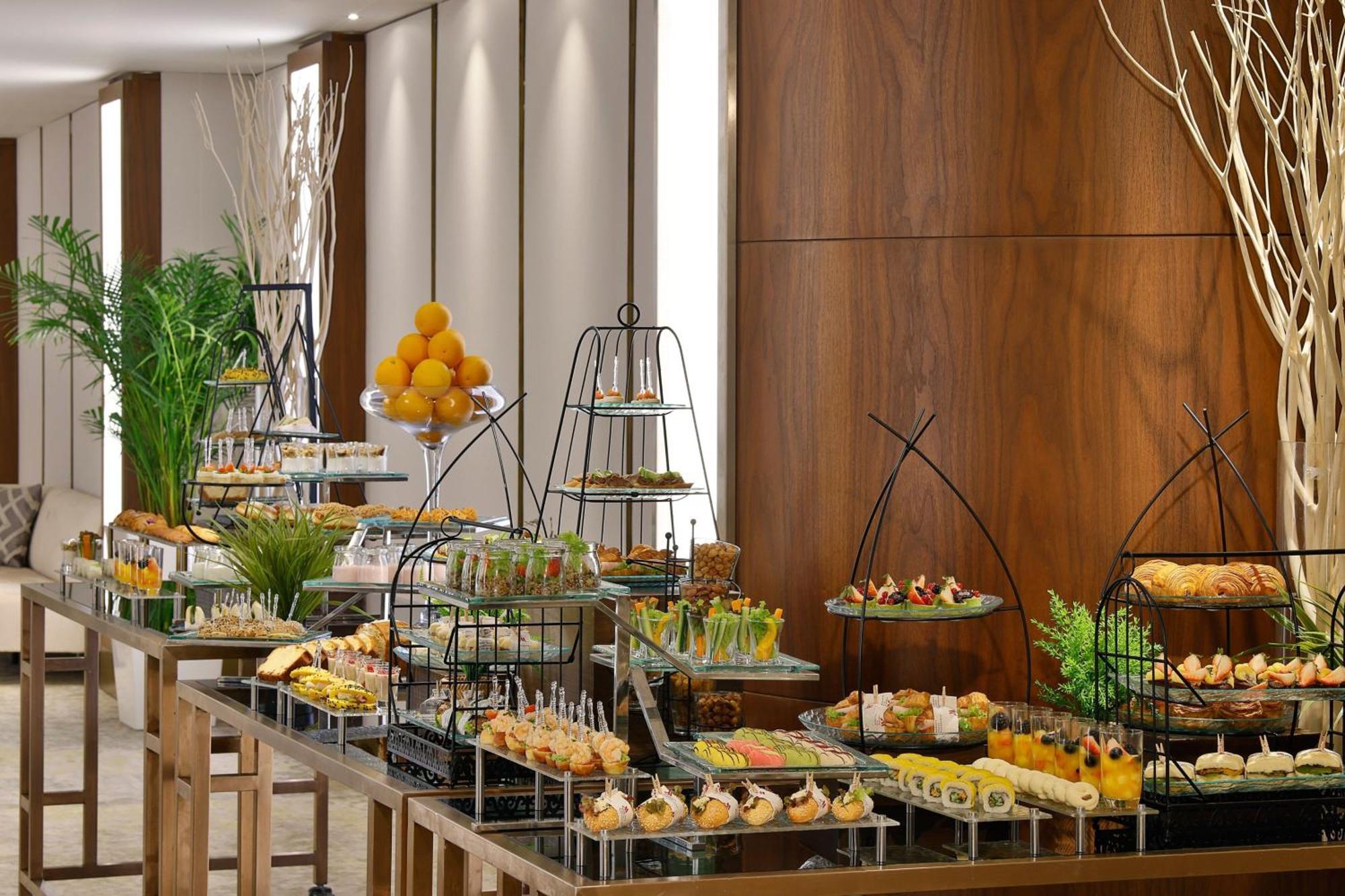 Jeddah Marriott Hotel Madinah Road Екстериор снимка A buffet at a hotel