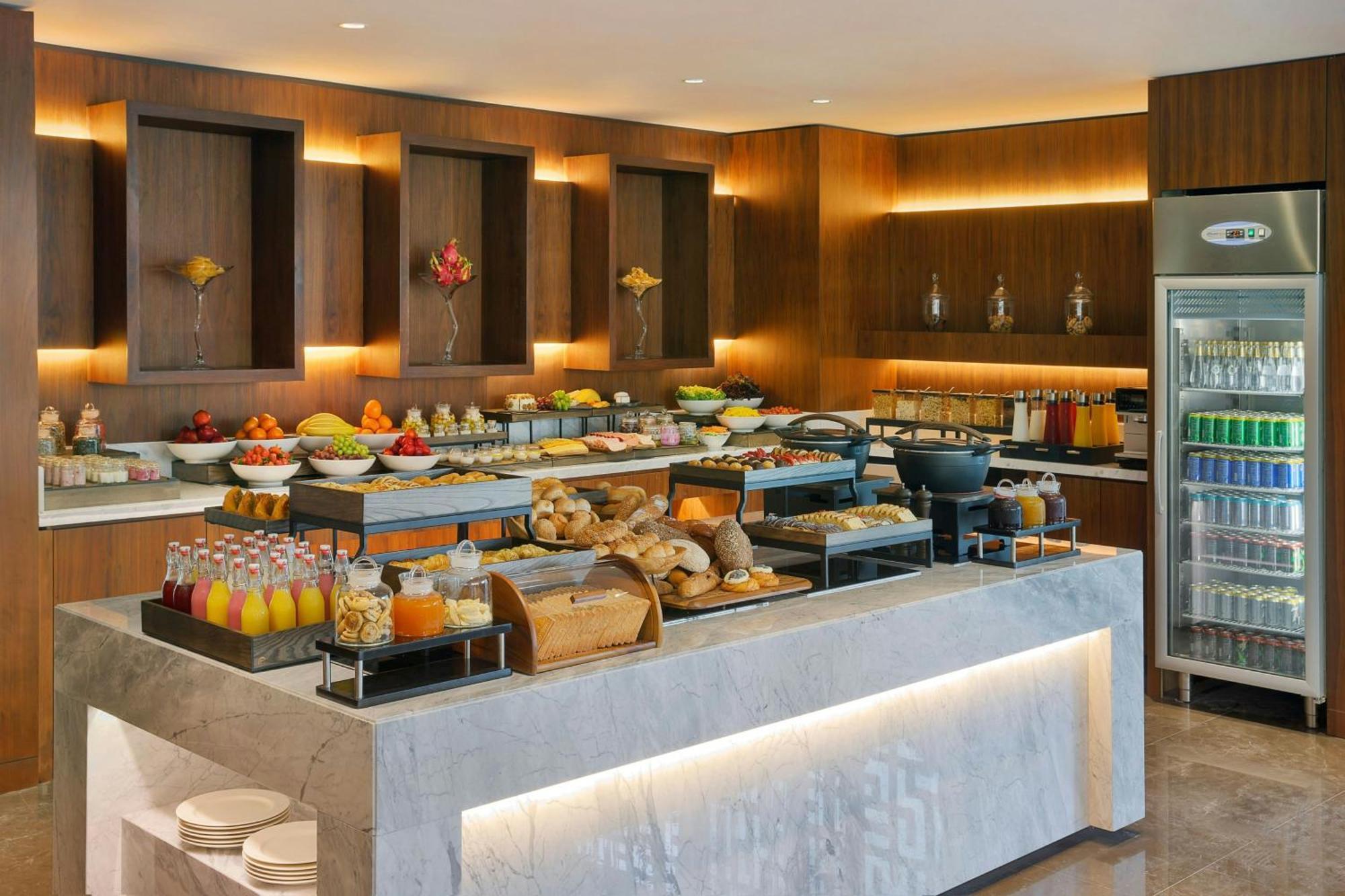 Jeddah Marriott Hotel Madinah Road Екстериор снимка A buffet at a hotel
